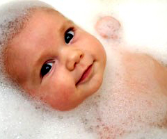 После ванны или подмывания кожу новорожденного малыша высушивают