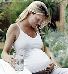 Причина отеков во время беременности это возросшая нагрузка на почки и сердечно-сосудистую систему