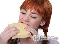 Калорийность сыра зависит от вида и составляет около 390 ккал