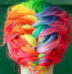Цветные мелки для волос легко стираются и смываются водой