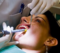 Если при росте зуба мудрости десна опухла, необходимо срочно обратиться к стоматологу 