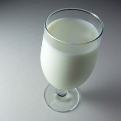 Калорийность домашнего молока с жирностью 3,2% - 58 ккал на 100 г 