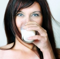 Калорийность сухого молока (обезжиренного) - 373 ккал на 100 г порошка