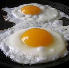 Калории в жареном яйце - 900 ккал на 100 грамм