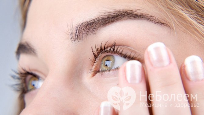 Постоянная припухлость вокруг глаз - следствие задержки жидкости в организме