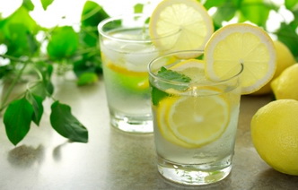 Вода с лимоном: 8 полезных свойств