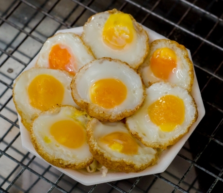Яйцо перепелиное жареное (яичница)