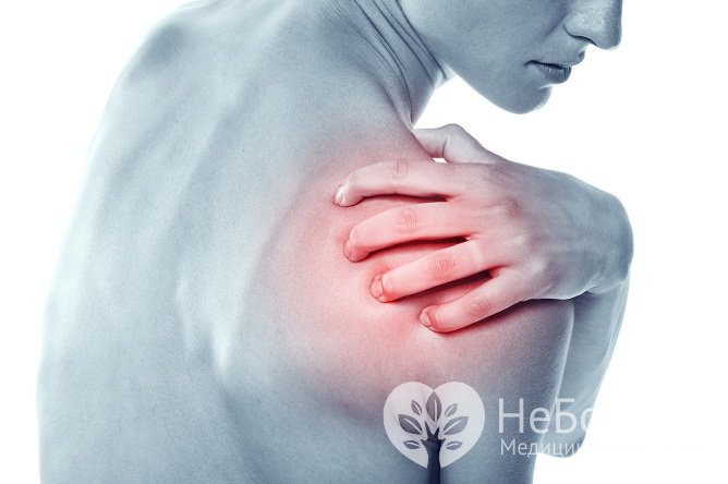 Признаком артроза плечевого сустава является тянущая боль в плече, болезненность при надавливании на лопатку и нижнюю часть ключицы
