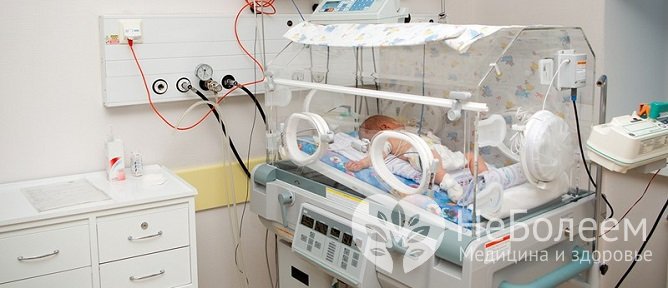 Новорожденный с тяжелой степенью асфиксии помещается в кувез