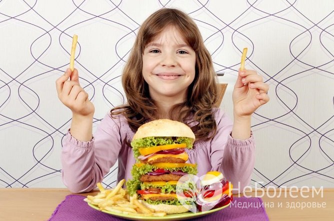 У детей хронический гастрит может развиваться на фоне неправильного питания