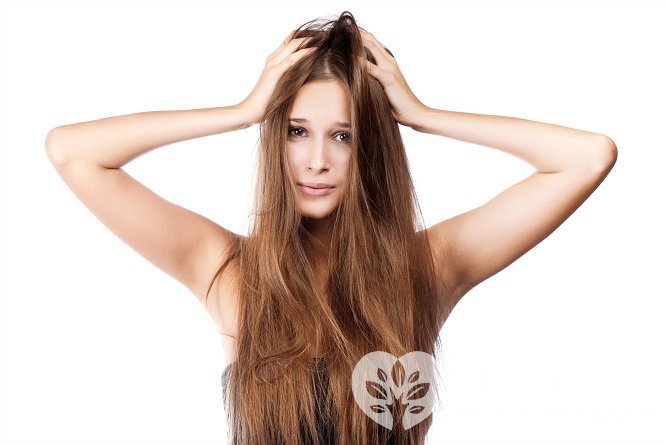 Сухость и ломкость волос – один из признаков ихтиоза
