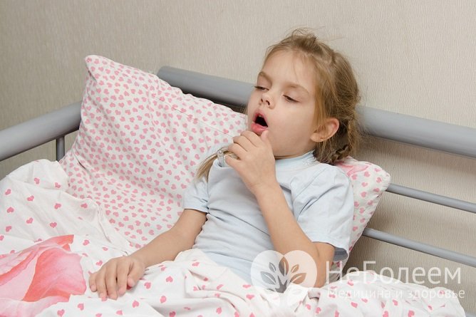 Симптомами ложного крупа у детей являются свистящее дыхание, лающий кашель и осиплость голоса