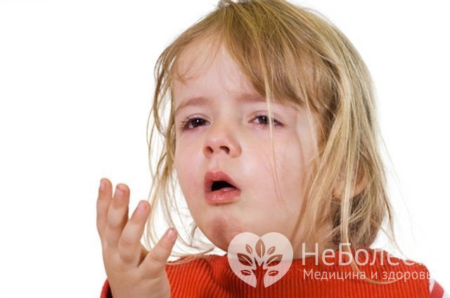 Симптомами ложного крупа являются удушье, осиплость голоса и лающий кашель