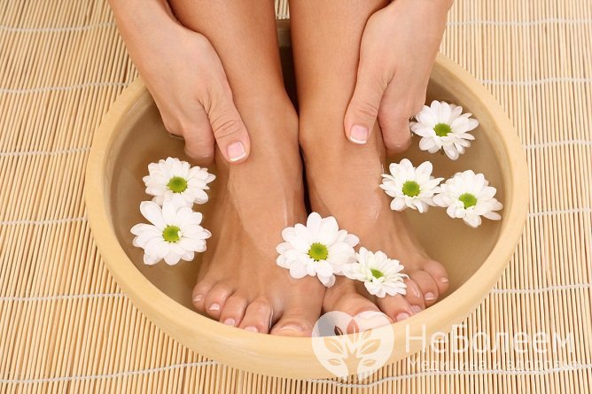Теплые ванночки для ног и обработка ног пемзой помогают избавиться от подошвенной бородавки
