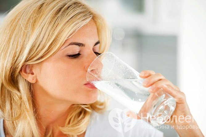 При уретрите рекомендуется выпивать не менее 1,5 литров жидкости в сутки