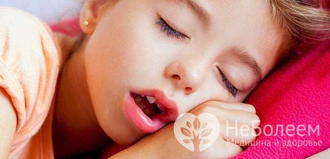 При появлении аденоидных разрастаний ребенку становится трудно дышать носом