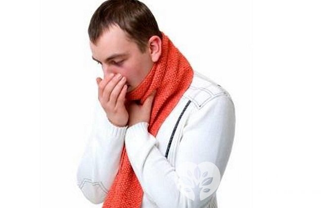 Для заболевания характерно ощущение комка в горле, который приводит к появлению упорного сухого кашля