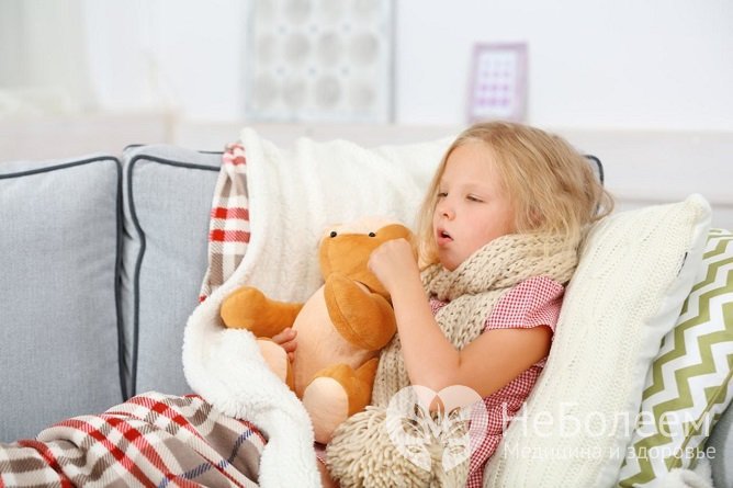 Если у ребенка возникает грубый кашель, сопровождающийся повышением температуры, необходимо, чтобы его осмотрел врач