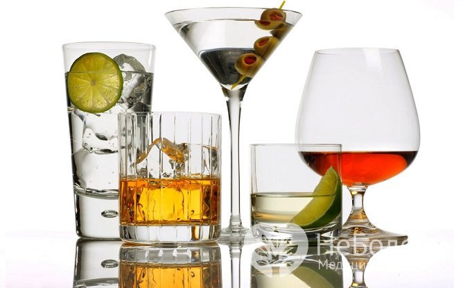 Употребление алкоголя повышает риск развития геморроя, а при имеющемся геморрое приводит к его обострению