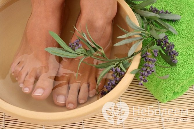 Эффективным методом лечения являются ванночки для ног с отварами трав
