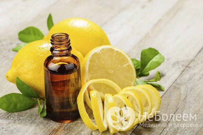 Для ингаляции несколько капель эфирного масла лимона нужно добавить в горячую воду