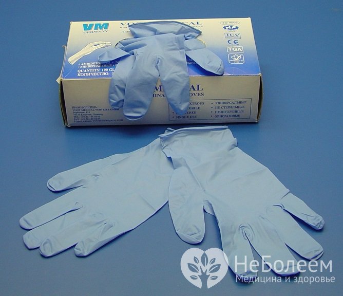Пальцы от медицинской перчатки служат удобной формой для домашних лекарственных свечей из льда
