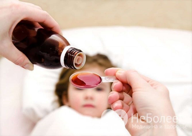 Лекарства от кашля детям обычно назначают в виде сиропов, микстур, капель