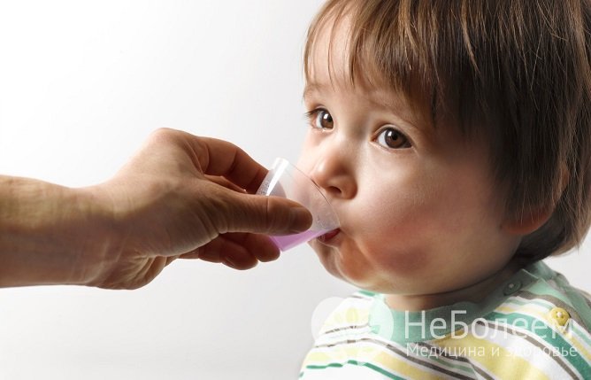 Причин развития кашлевых приступов у ребенка 2 лет может быть много, перед тем, как давать лекарства, требуется выяснить причину