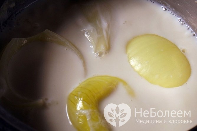 Отвар лука в молоке с медом – одно из популярных народных средств при бронхите
