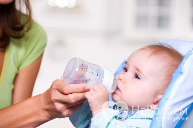 Для облегчения отхождения мокроты при кашле ребенку требуется обильное питье