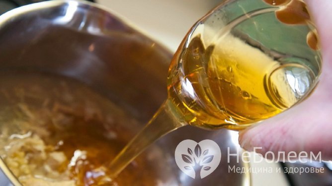 Готовя противокашлевое средство из лука, сахар в рецепте можно заменить медом