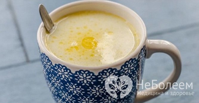 Среди народных средств для купирования приступов кашля высокой эффективностью обладает теплое молоко с маслом и медом