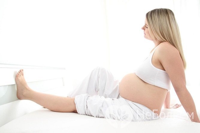 В большинстве случаев отек ног у беременных связан с физиологическими причинами