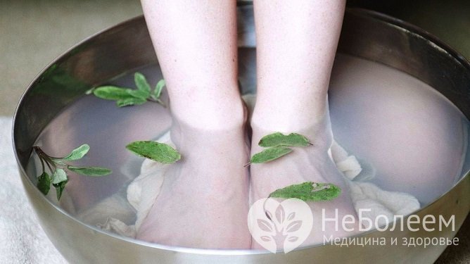 При физиологических отеках могут помочь ванночки с лекарственными растениями