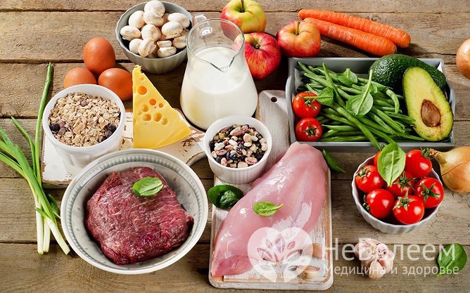 При гипергликемии необходимо придерживаться растительно-белковой диеты, исключающей высокоуглеводные продукты