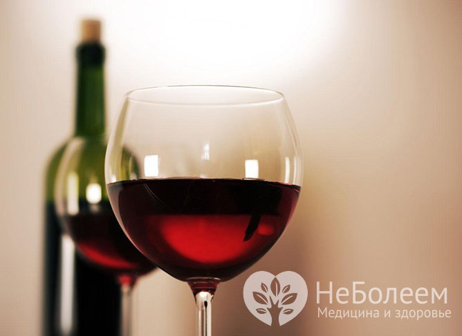 При склонности к артериальной гипертензии допустимо употреблять не более 140 мл натурального вина за один раз