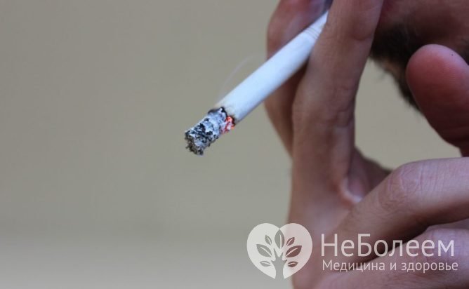 Курение значительно увеличивает риск развития инсульта, так как негативно влияет на сосуды