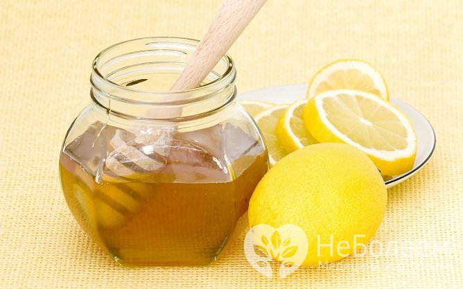 При лихорадке рекомендуется пить напиток из лимона с медом