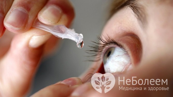 Чтобы снизить глазное давление, закапывают в глаза капли, усиливающие отток жидкости