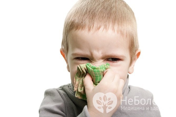 При аденоидите страдает общее состояние ребенка и появляются выделения из носа