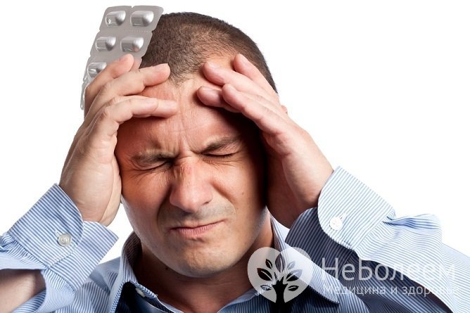 Патология сопровождается головной болью и слабостью