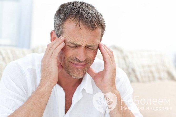 Одним из основных симптомов патологии является головная боль