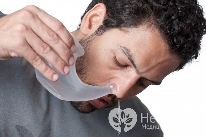 Для промываний полости носа могут использоваться разные средства, например солевой раствор или настой лекарственных трав