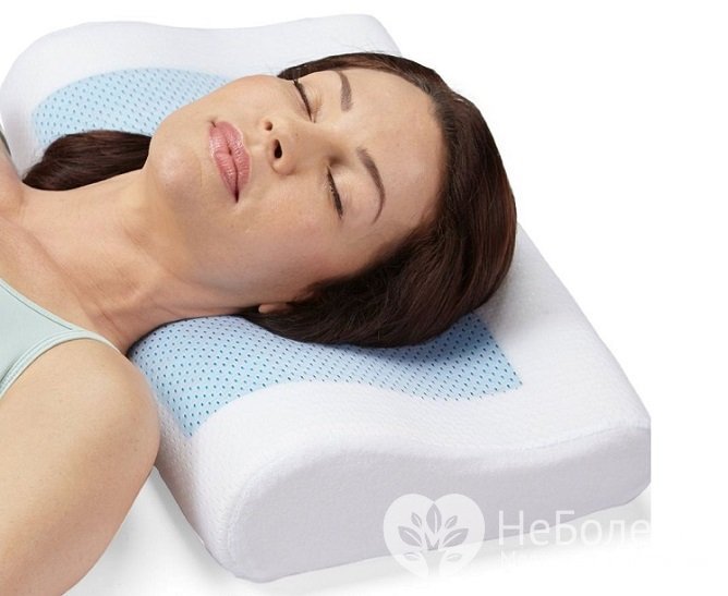 Спать на ортопедической подушке полезно и здоровым людям, входящим в группу риска по остеохондрозу