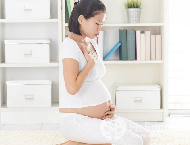 Изжога у беременных часто развивается из-за давления матки, специального лечения в этом случае не требуется