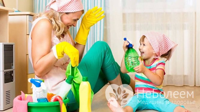 В детской комнате следует регулярно проводить влажную уборку