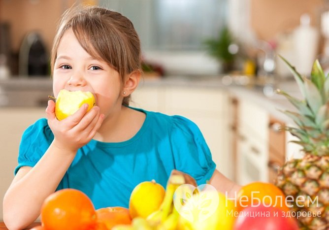 В рационе ребенка должно быть достаточное количество свежих фруктов и овощей