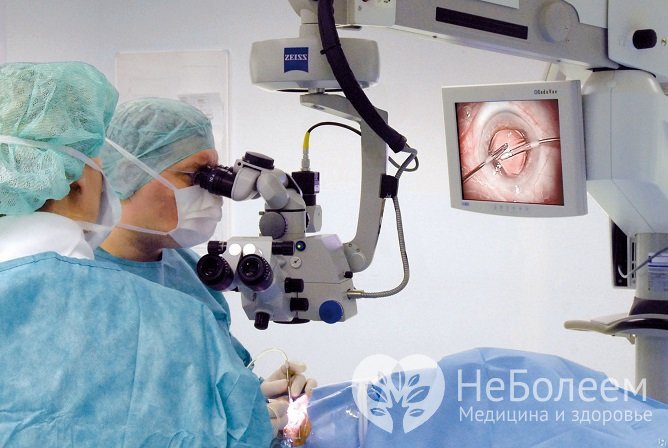 Операция проводится с помощью эндоскопа, передающего изображение на экран