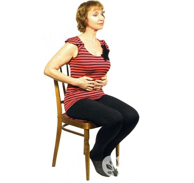 Пожилые пациенты могут с легкостью выполнять комплекс упражнений, сидя на стуле