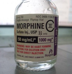 Для оказания первой помощи подкожно вводят раствор морфина 1% 